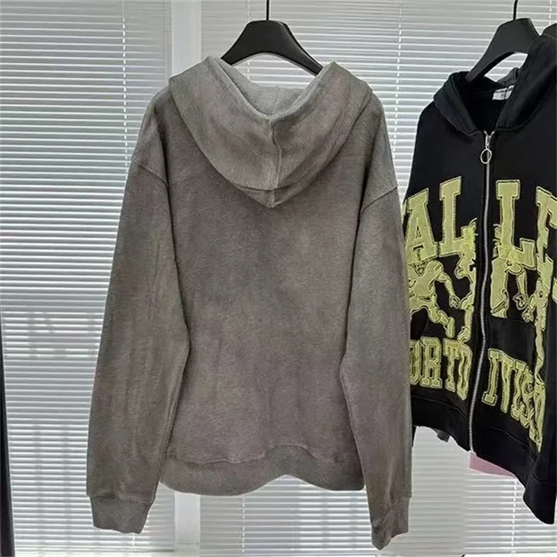 سترات رجالي رمادية مغسولة من VALLEY بشعار أمريكي عتيق مطرز بحروف كبيرة الحجم من القطن الخالص مع قلنسوة بسحاب