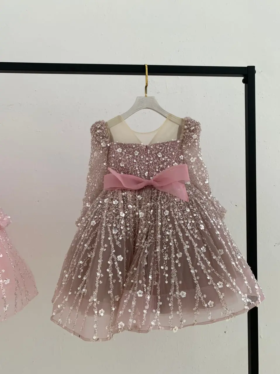 Großhandel Rosa Blumenmädchenkleid für Hochzeiten mit Spitzenapplikationen Prinzessinnen-Kindergeburtstagsparty Erstkommunion Ballkleider Maßanfertigung – Detail 2