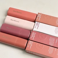 Rare Beauty New Butter contient 4g d'acide hyaluronique. Rouge à lèvres couleur caramel douce, hydratant, volumateur, blush apprécié et agréable à utiliser. 3