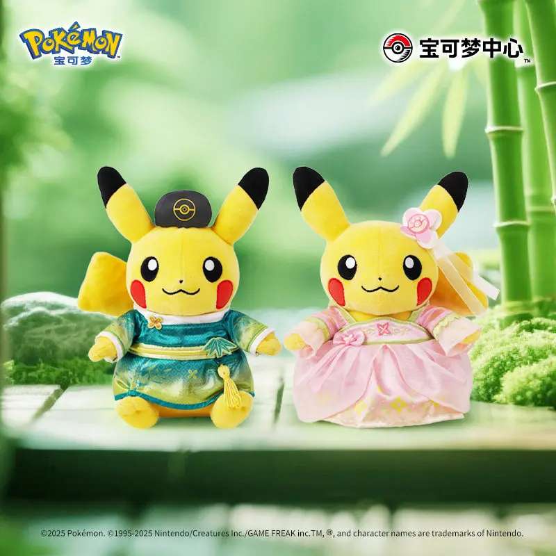 

Плюшевые игрушки Pokémon: Серия «Бамбуковый бриз и Цветочный шарм» — фигурки Пикачу (мужской и женской персонажи) в образе свадебной пары — подарок для влюбленных