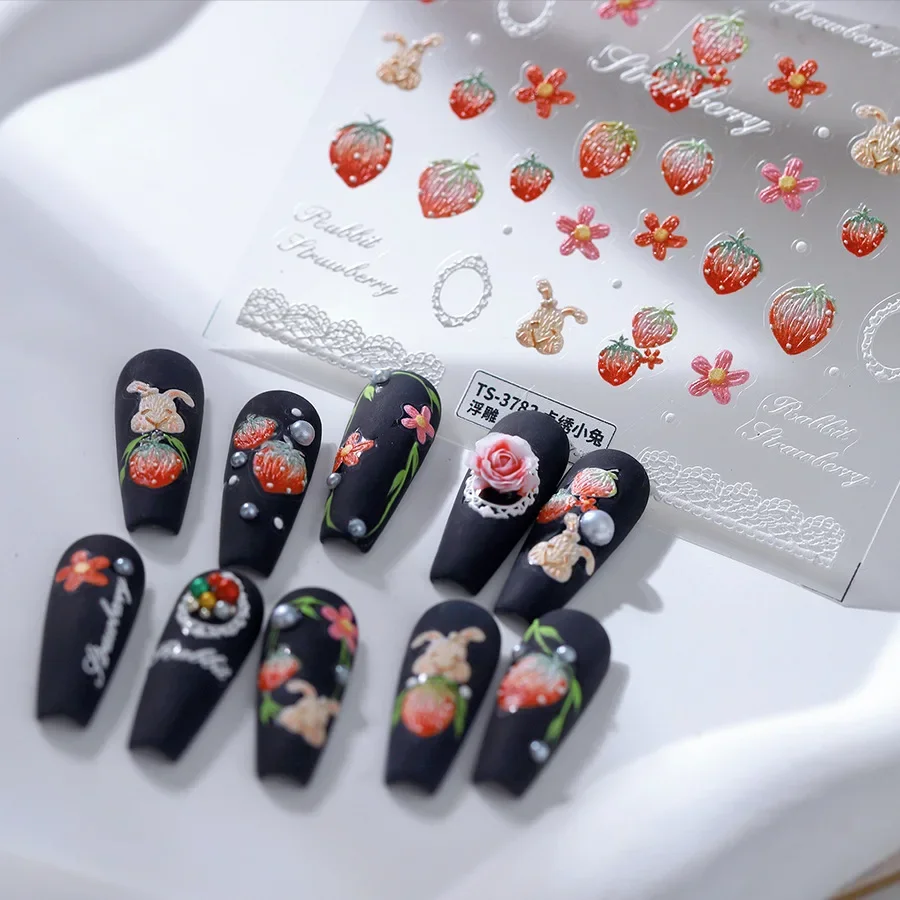 Delicate Geborduurde Konijn Aardbei Fruit Crème Bloemen Reliëfs Reliëf Zelfklevende Nail Art Stickers Schattige Konijn Manicure Sticker