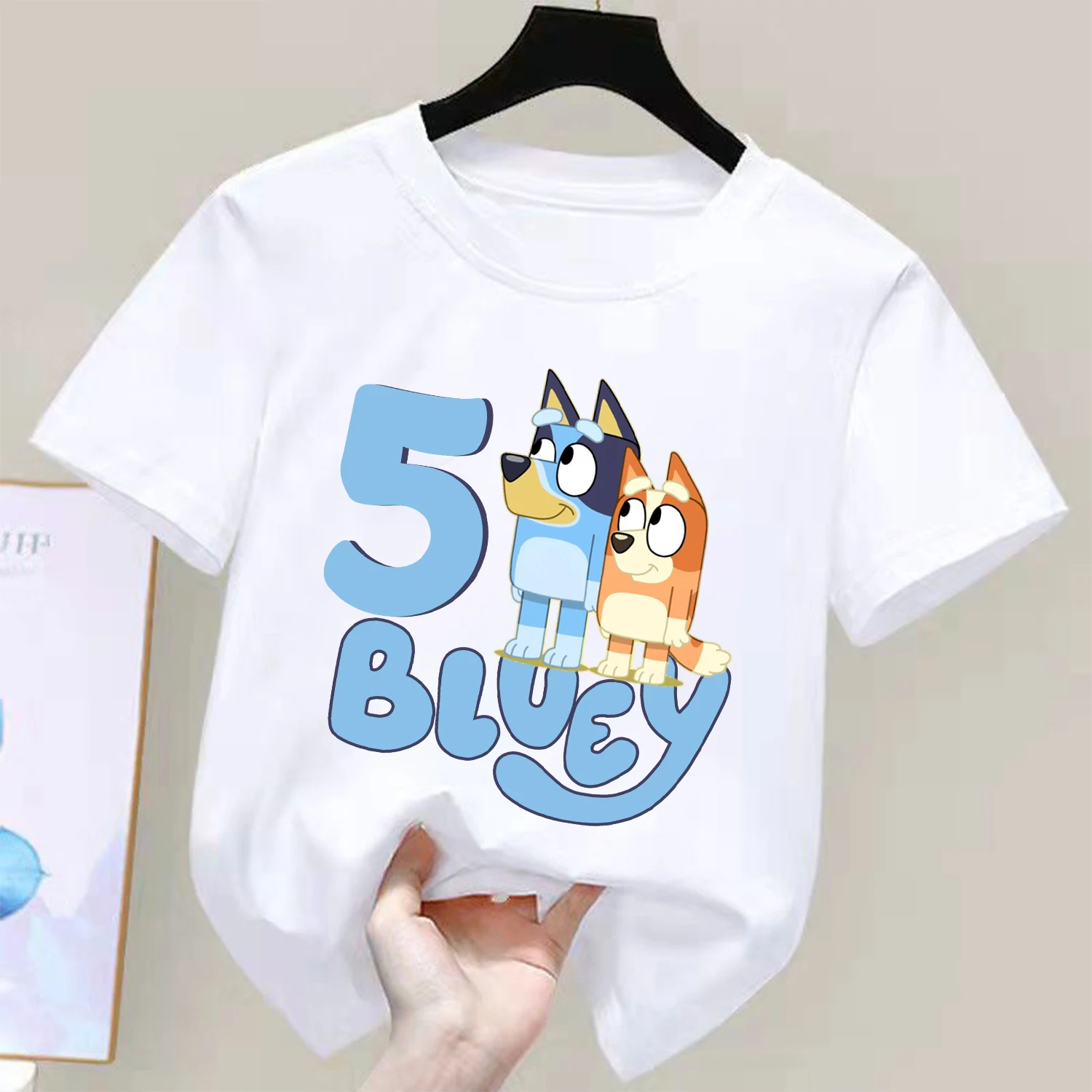 T-shirt Blueys per bambini Figura di compleanno Tee Top Abiti da cartone animato Moda bianca Manica corta Bambini Anime Abbigliamento ampio Regalo