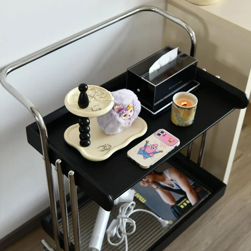 طاولة قهوة من الخشب الصلب في العصور الوسطى قابلة للإزالة بجانب الأريكة وعدد قليل من خزانة جانبية من خشب الجوز وغرفة المعيشة ورف بجانب السرير