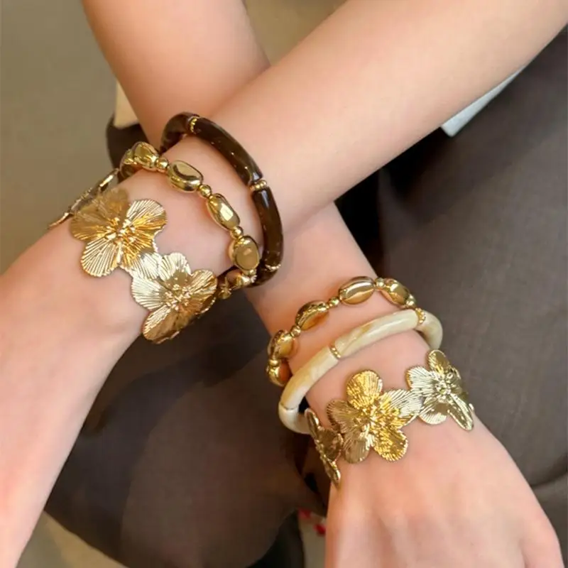 3-teiliges Set Ethnische Goldene Blüten-Harz-Armbänder für Frauen, Legierungsperlen-Design, Modischer Bohemian-Schmuck als Geburtstagsgeschenk für die Freundin – Detail 2