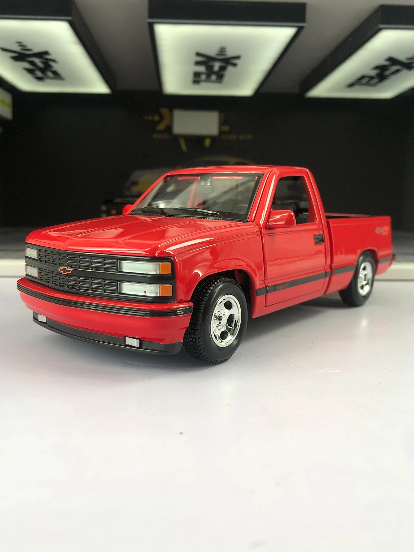 

Maisto 1:24 simulated zinc alloy 1993 Chevrolet 454 SS Pick-up model car, static ornament, metal collectible gift car