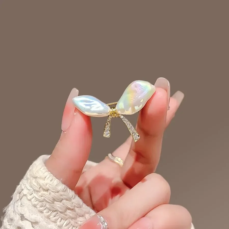 Baroque Pearl Bow Brooch High-end Women's Exquisite Small Chest Flower Temperament Brooch Anti Slip Buckle Clothing Accessories