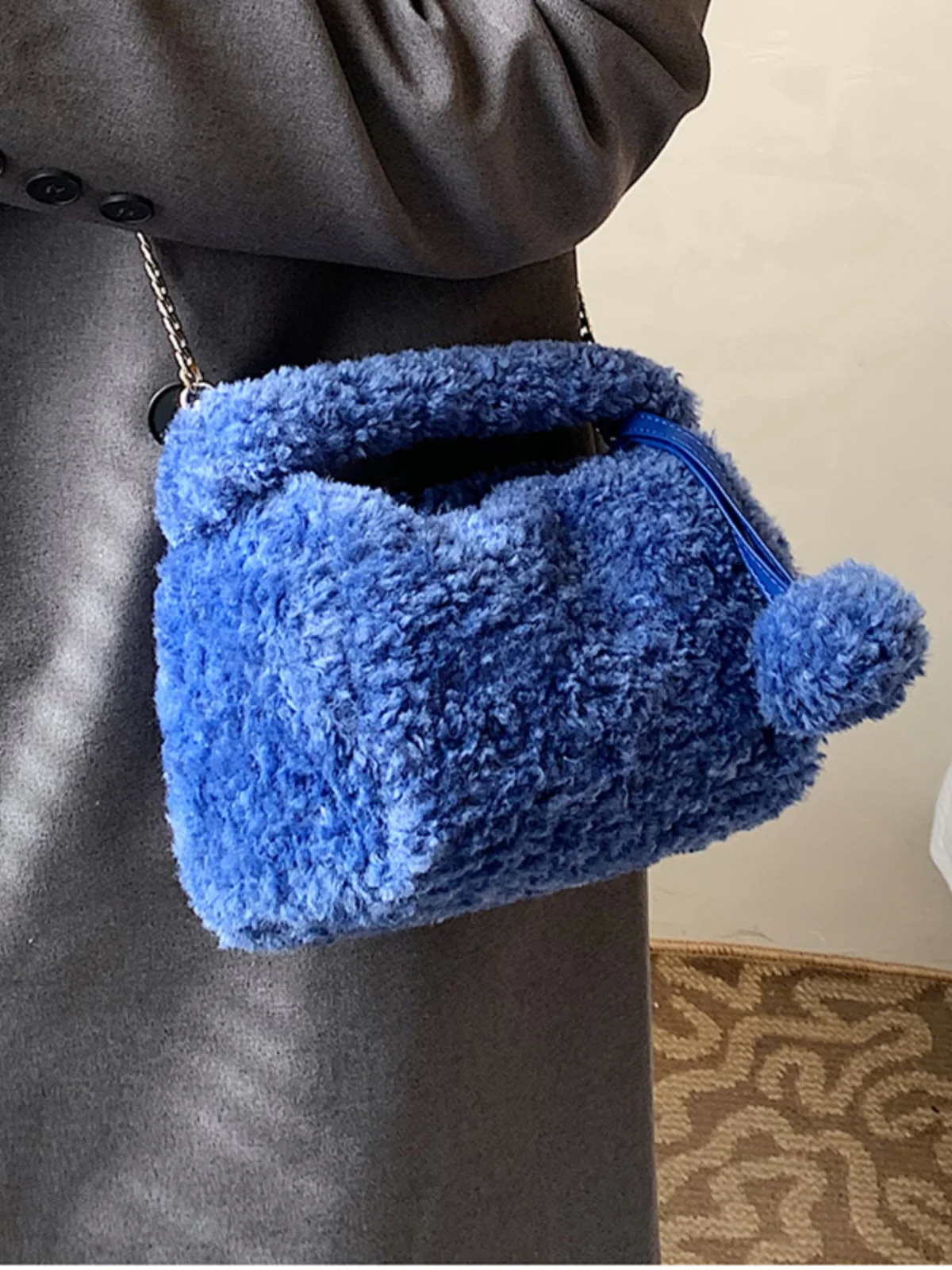 حقيبة نسائية فروي لحقيبة الشتاء اللطيفة للفتيات مع كرة معلقة بلون سادة على شكل مربع حقائب يد عصرية لربيع كروس