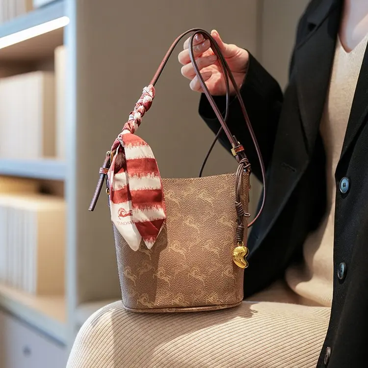 

Элегантная дизайнерская классическая сумка для подгузников для женщин, большая вместительная минималистичная кожаная сумка-тоут, модная роскошная сумка для поездок на работу