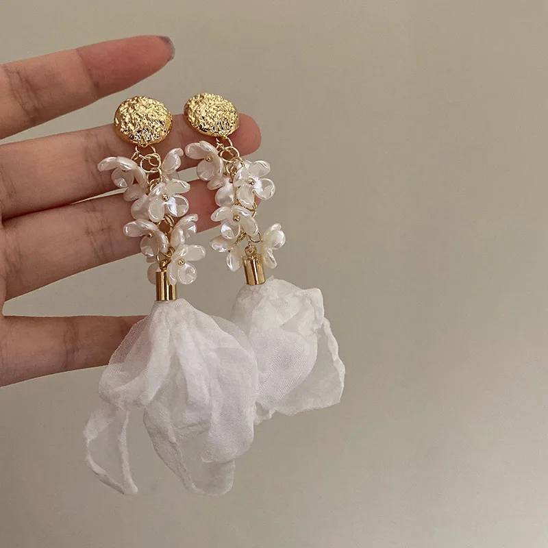 Orecchini di fiori di filato di perle d\'imitazione a goccia lunga per le donne colore crema bianco romantico nuovi gioielli di moda accessori per