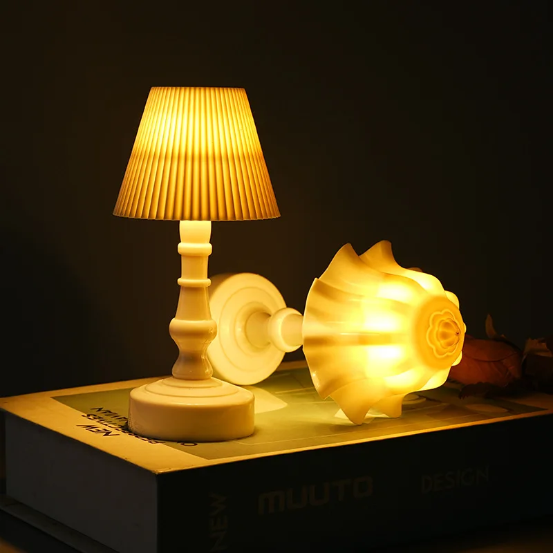 Small Table Lamp Retro LED Night Light Small Palace Lamp Bedside Bedroom Decoration Vintage Self-defense reflective flashlight