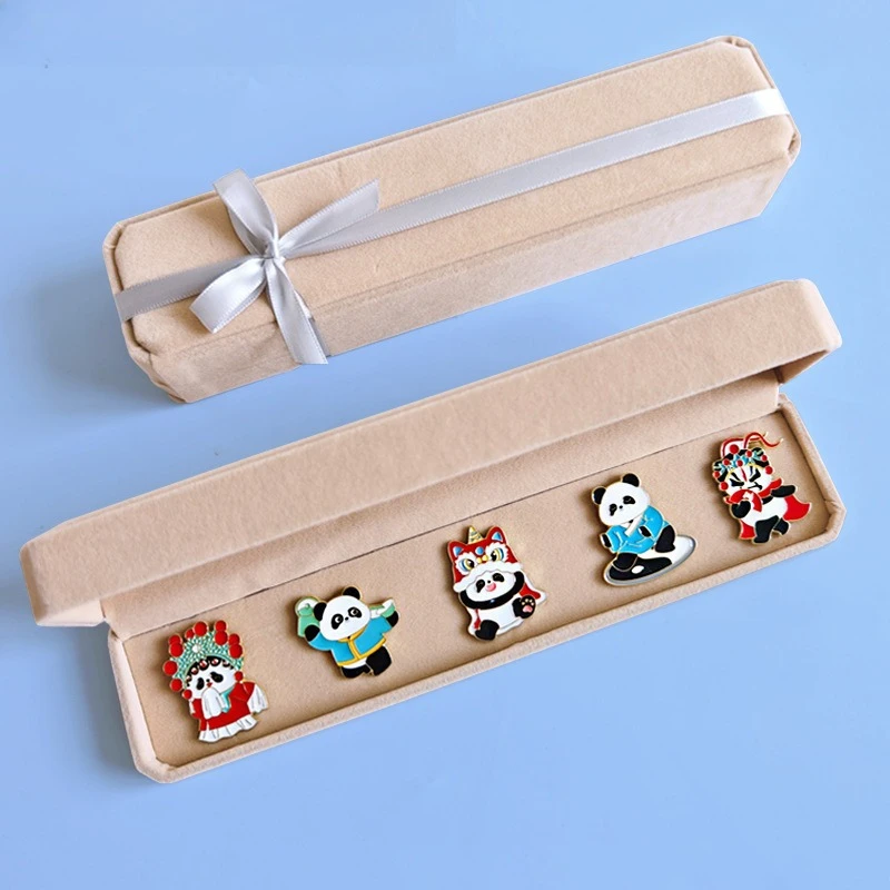 بروش الباندا على الطراز الصيني - هدية إبداعية ثقافية فريدة من نوعها، هدية رأس السنة/عيد ميلاد للعملاء، تذكار شارة معدنية إبداعية