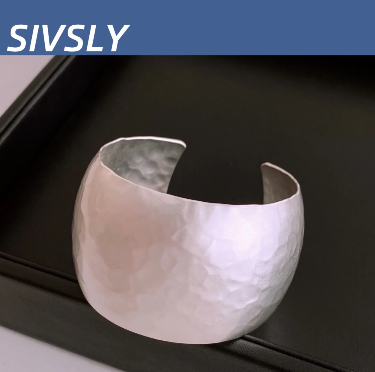 Coppia di vendite calde modello irregolare braccialetto con apertura a superficie larga braccialetto di fascia alta temperamento lussuoso versatile