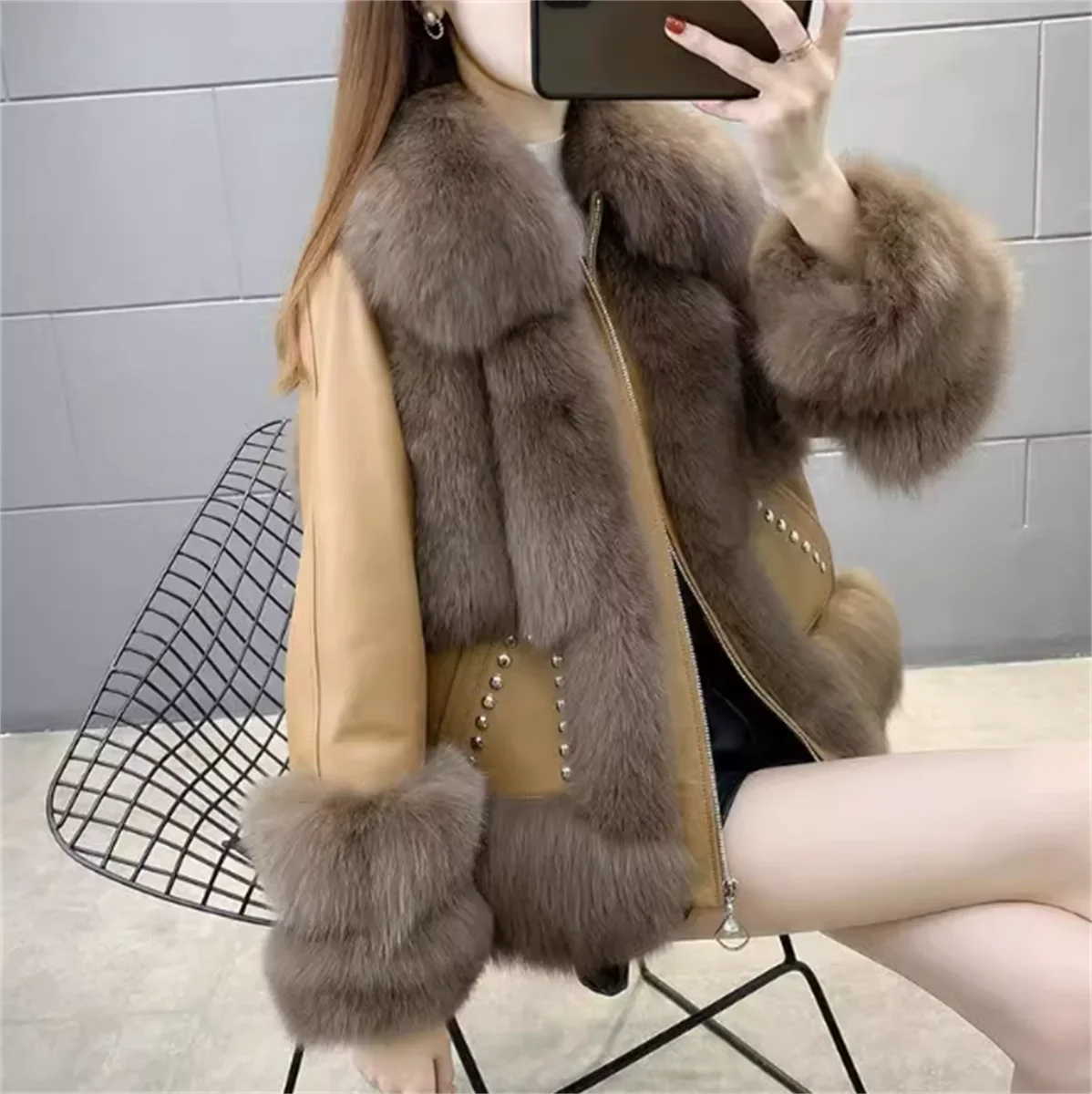 2026 abrigo de hierba de piel de zorro para mujer estilo corto nuevo estilo joven marca de moda abrigo de cuero de una pieza de piel