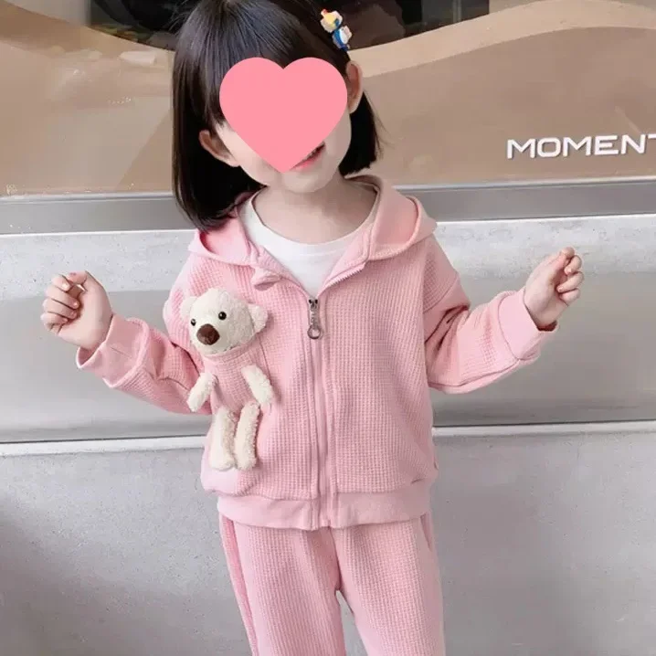 

Корейский весенне-осенний комплект для маленьких девочек, школьная куртка с капюшоном на молнии с рисунком медведя для девочек + однотонные штаны с эластичной резинкой на талии, детские комплекты для девочек
