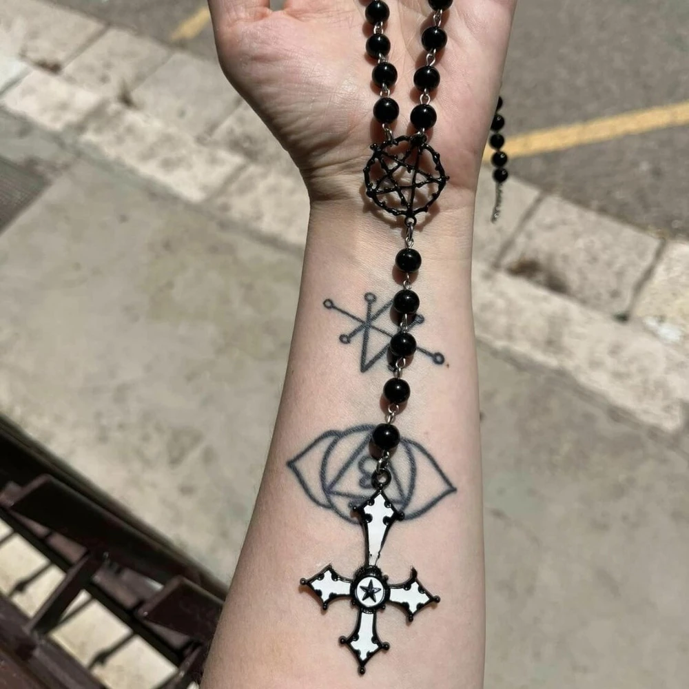 Gothic Victoria Hollowed-out Inverted Cross Five-pointed Star Imprint Black Bead Chain Necklace for Women Halloween Jewelry Gift