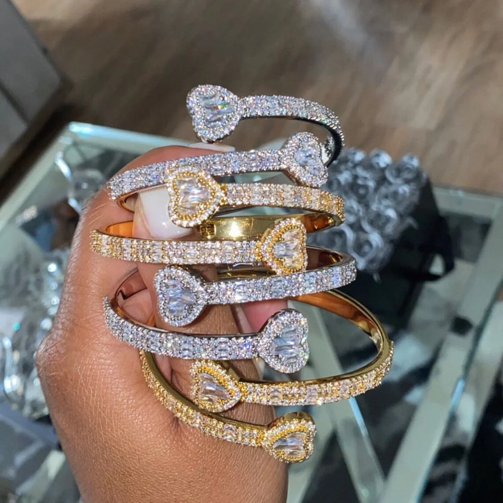 Iced Out Bling CZ Open Heart Shaped Adjust Bangle Geometric Micro Pave 5A White Cubic Zirconia Klasyczna biżuteria dla kobiet Biżuteria