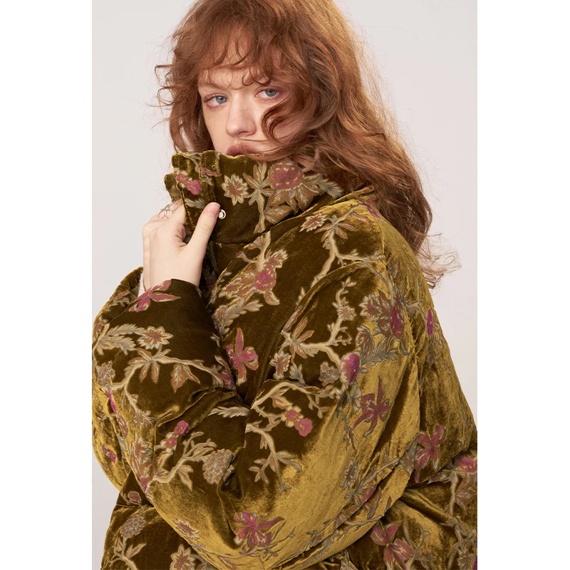 ELFSACK 2024 Winter New Arrivals Black hooded down jacket for women Pleated fabric warm and thick jacket