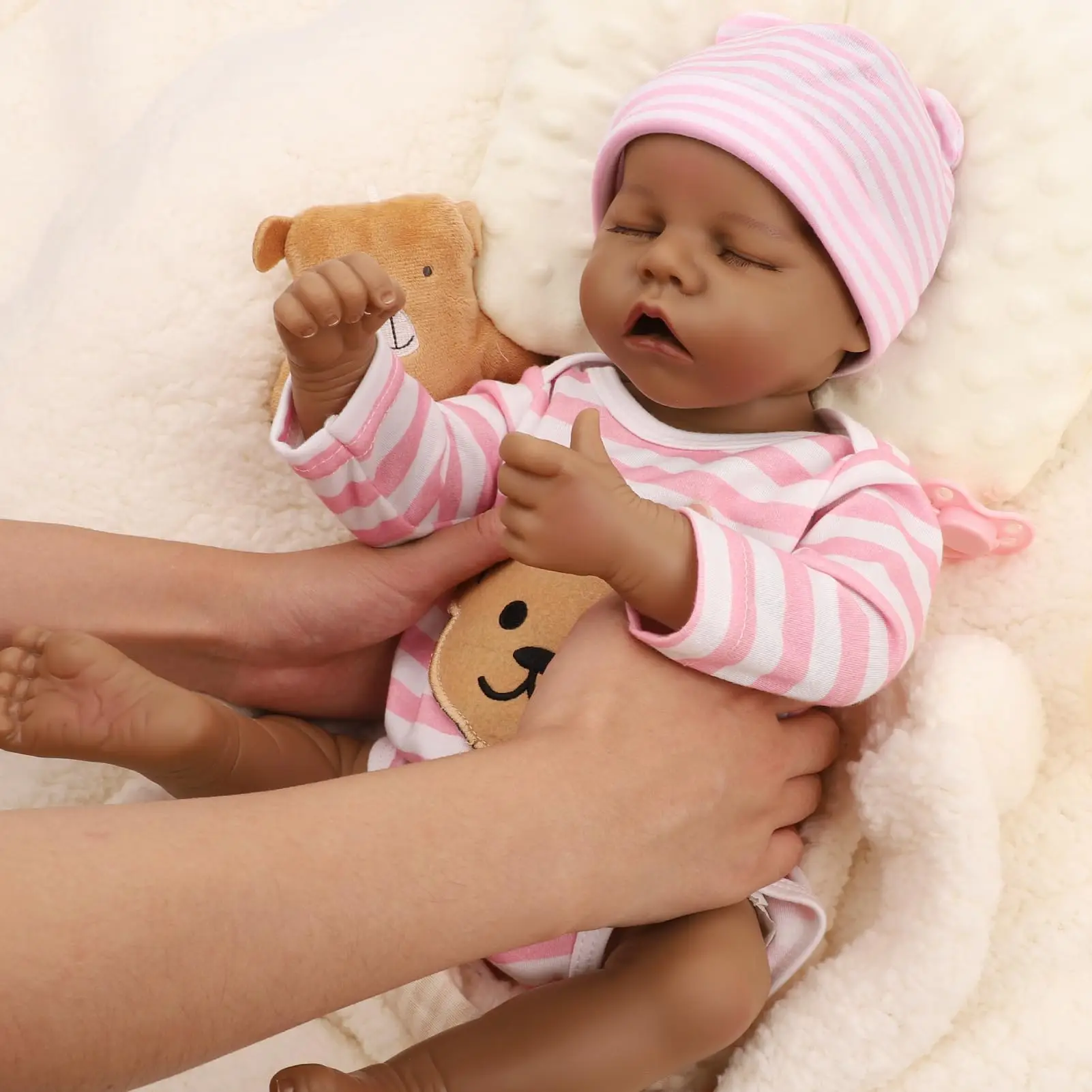 Poupée Reborn Black Girl de 18 pouces, matériau en vinyle, caractéristiques faciales réalistes et exquises, pour les familles noires ou de course mixtes,