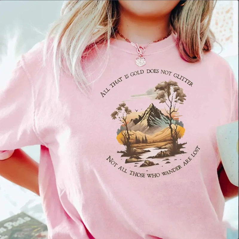 Футболка женская летняя хлопковая с принтом «не все кто блуждает» и коротким рукавом Футболка женская летняя хлопковая с принтом «не все кто блуждает» и коротким рукавом