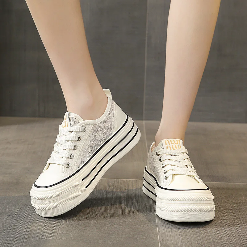 Malha respirável oco sapatos brancos para mulher 2025 novo estilo de verão de sola grossa rendas versátil tênis casuais