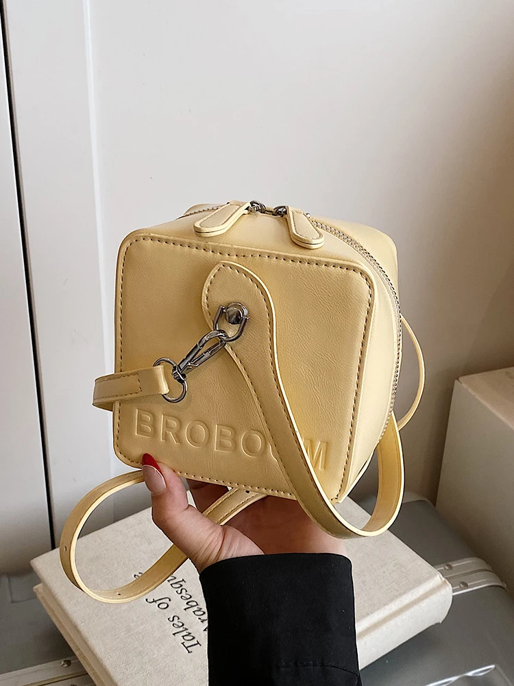 

Modern Neutral Sle Red Crossbody Handbag Women's Bag Soft PU Leather Faionable Trendy Design Small Square Bag for Casual
