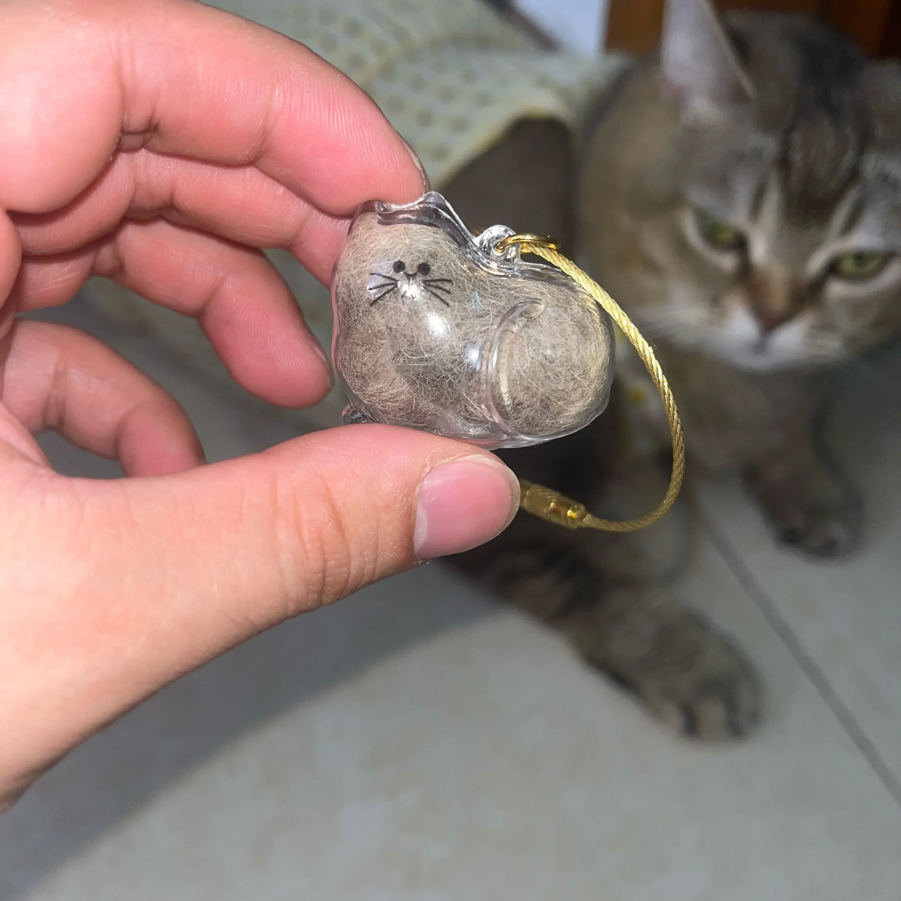 Clear Cat Fur Keepsake Charm - Portable Memorial Keychain for Pet Lovers, Customizable Cat Hair Jewelry Gift