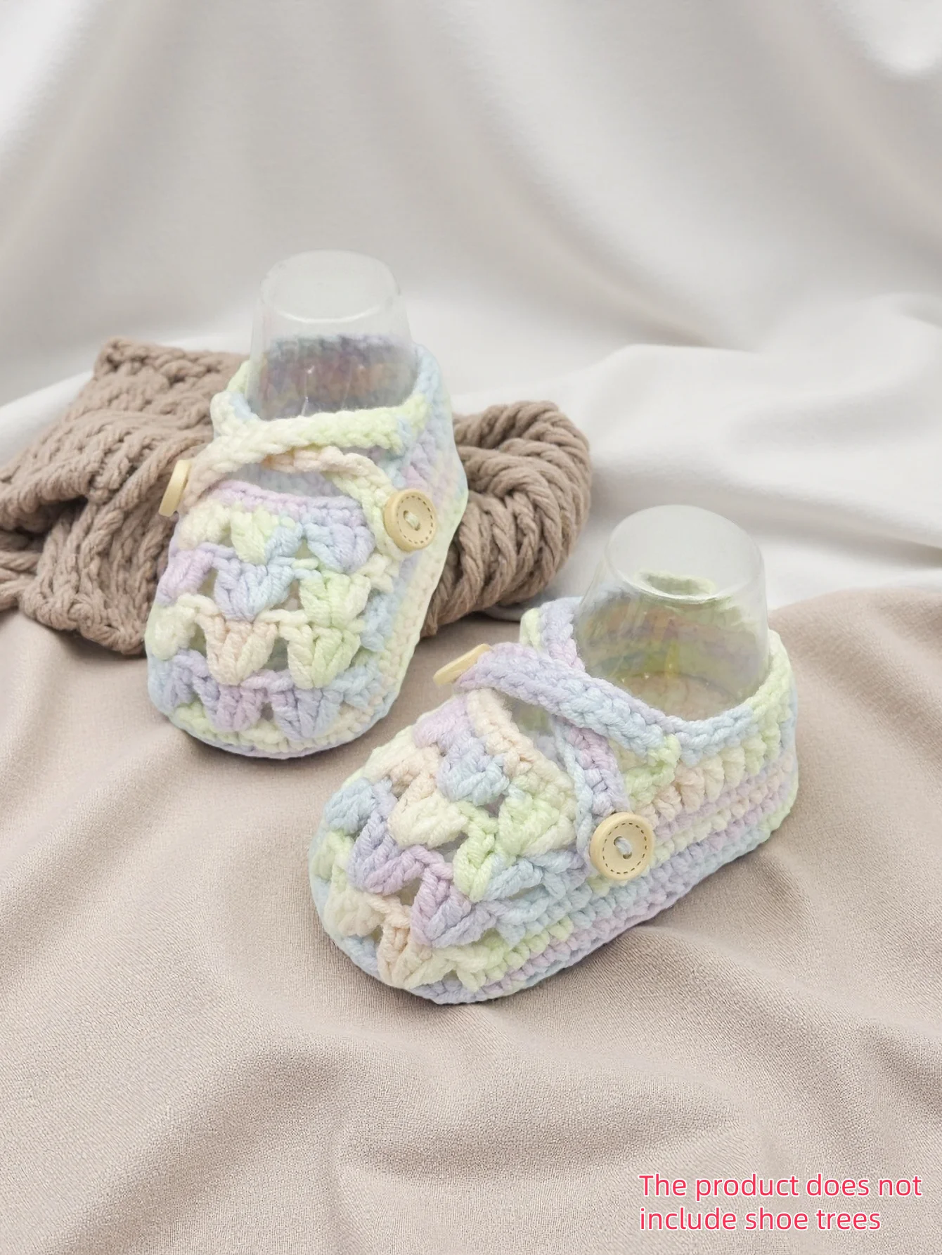 

1 пара детских пинетков ручной работы, мягкий вязаный крючком стиль Мэри Джейн, пастельно-желтый, синий и лавандовый с застежкой на пуговицы, детский размер