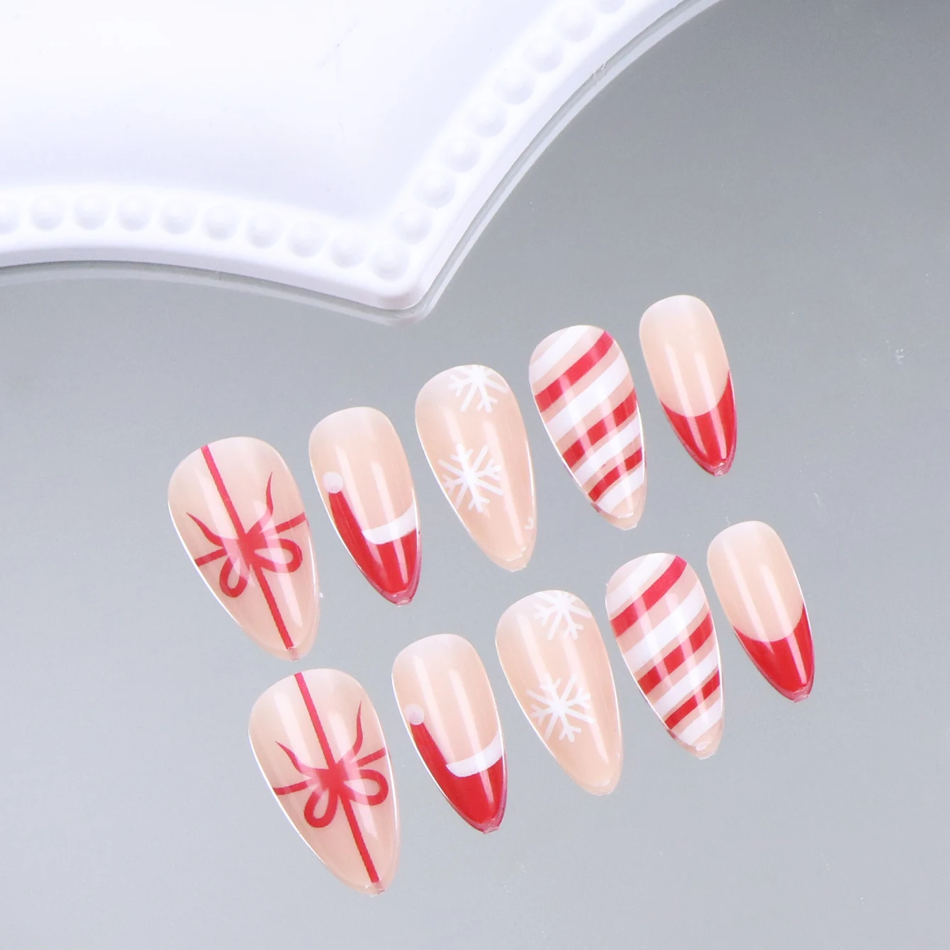 24PCS-Kerstpers op nagels Rode Franse puntige valse nagelontwerp, schattige kerstmuts, sneeuwvlokboog, glanzende nagels