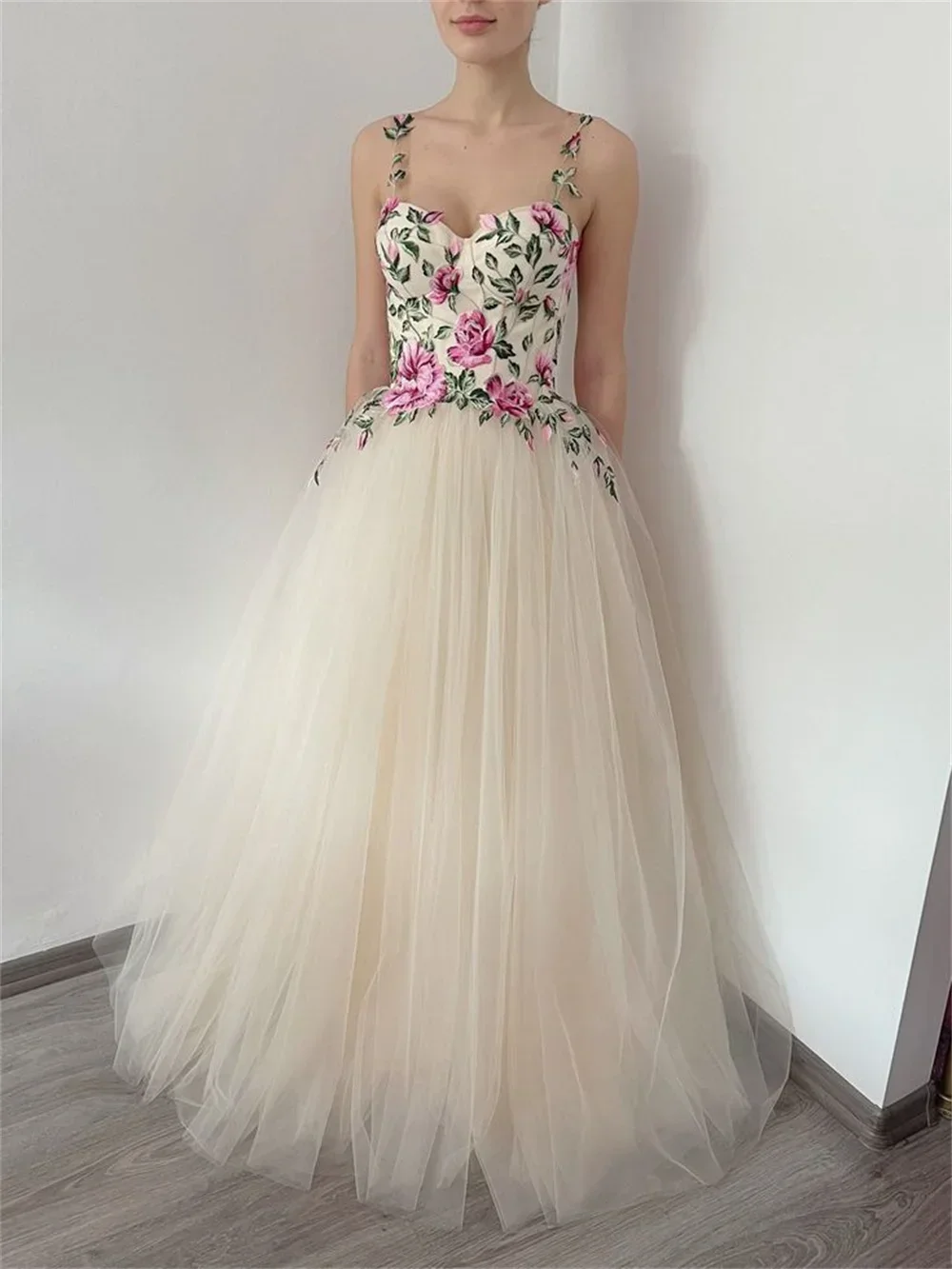 

Customized Elegant Floral Embroidered Sleeveless Princess Dress A-line Design Lightweight Tulle Evening Gown For Weddings Vestid