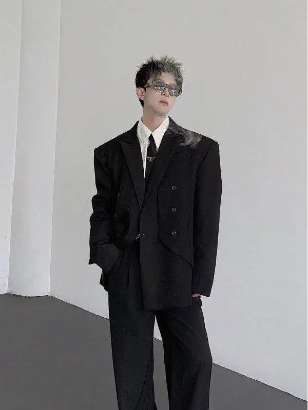 

Мужской костюм 2025 года: пиджак с прямыми плечами, двойной планкой, плоским воротником, утягивающей вставкой на талии и двойной застежкой на пуговицах.