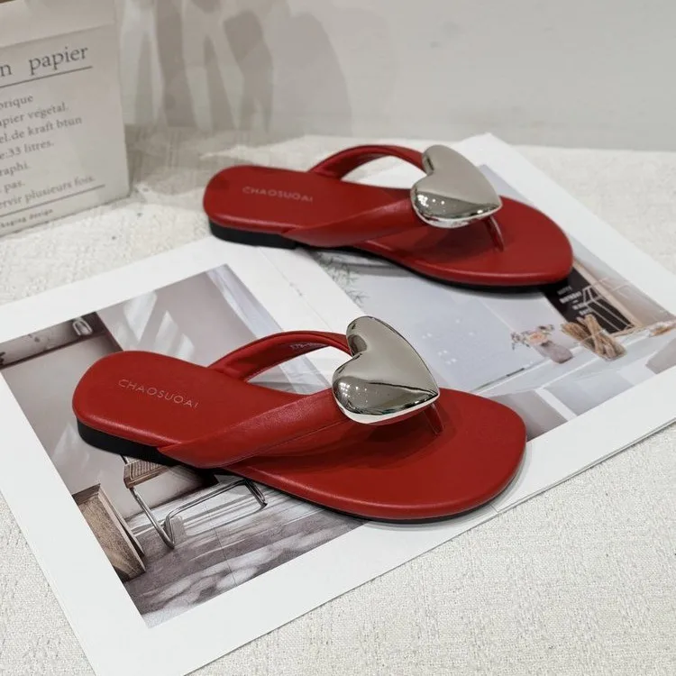 

Metal Heart-shaped Toe-clip Women's Flip-flops for Summer 2026 New Flat Versatile Beach Shoes Holiday Sandals