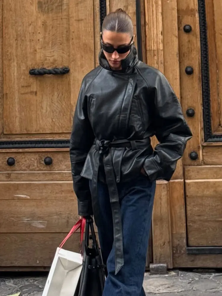 HH الخريف النساء حزام فو سترات من الجلد كم طويل التلبيب جاكيت زيبرا 2025 موضة الأسود بولي Leather معاطف جلدية سيدة الشارع الشهير