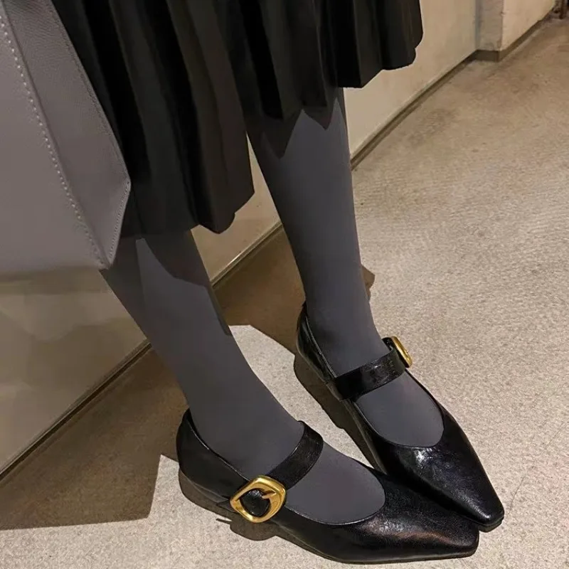 أحذية نسائية موضة 2025 بكعب وحيد للخريف أحذية نسائية جديدة برأس مدبب وحزام بفم ضحل وإبزيم نعل ناعم أحذية مانعة للانزلاق للسيدات