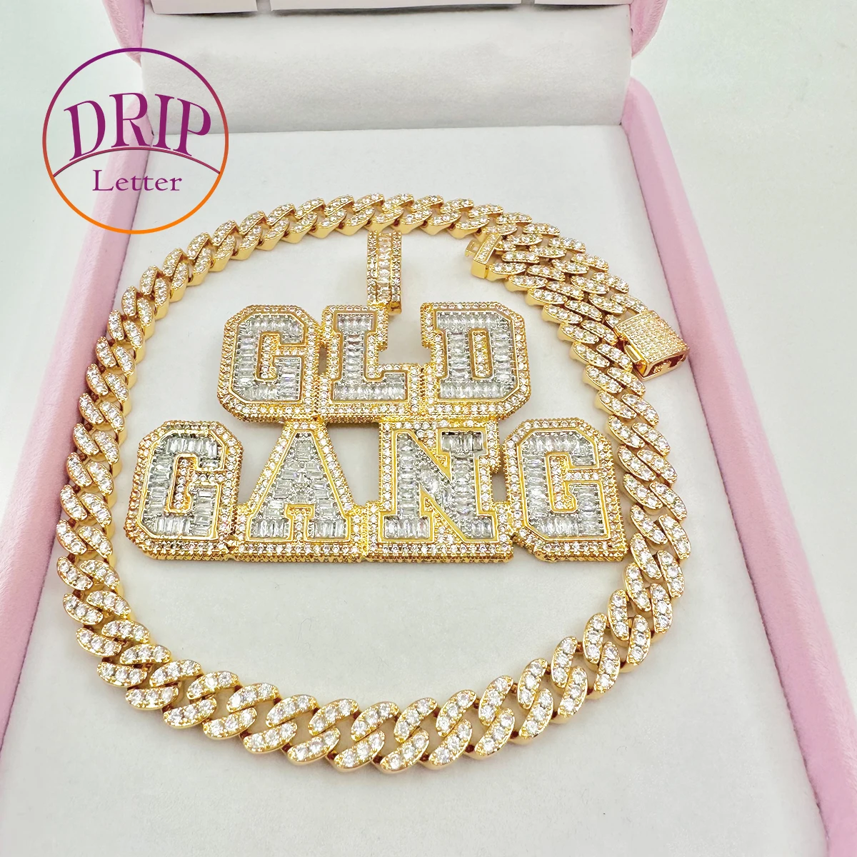 Kalung Pelat Nama Kustom Dua Warna Huruf Tetes untuk Pria Perhiasan Hip Hop Pengaturan Cabang Liontin Pribadi Baguette Iced Out