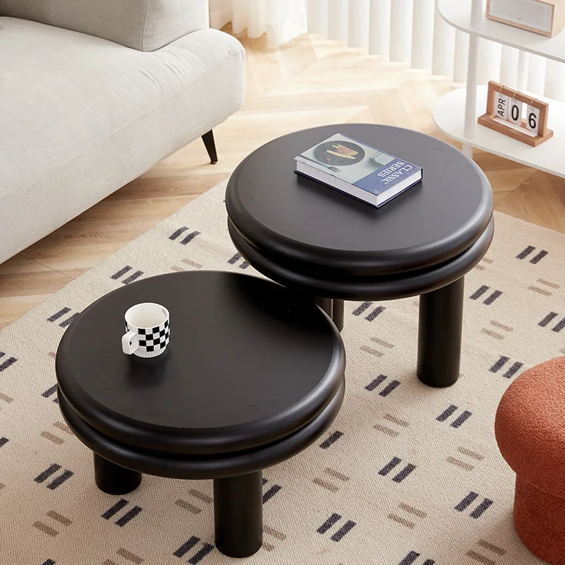 アパートのリビングルーム、シンプルでモダンなインターネットセレブの創造性、デザイナースタイル、錬鉄製のコーヒーテーブルの組み合わせ