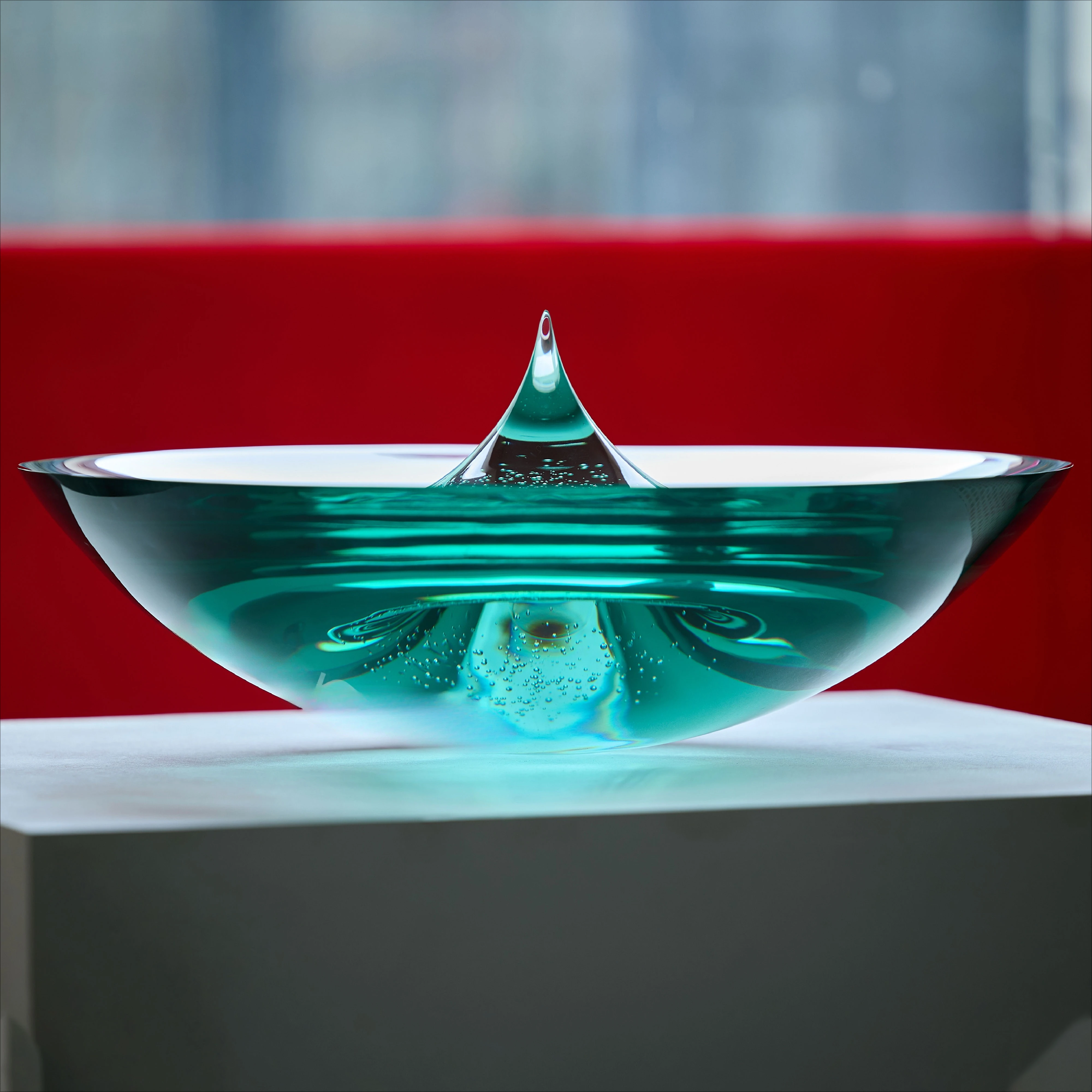 تمثال نافورة مستديرة فاخرة شفافة باللون البني/الأخضر، نحت علوي لتزيين سطح الطاولة المذهل في المطاعم