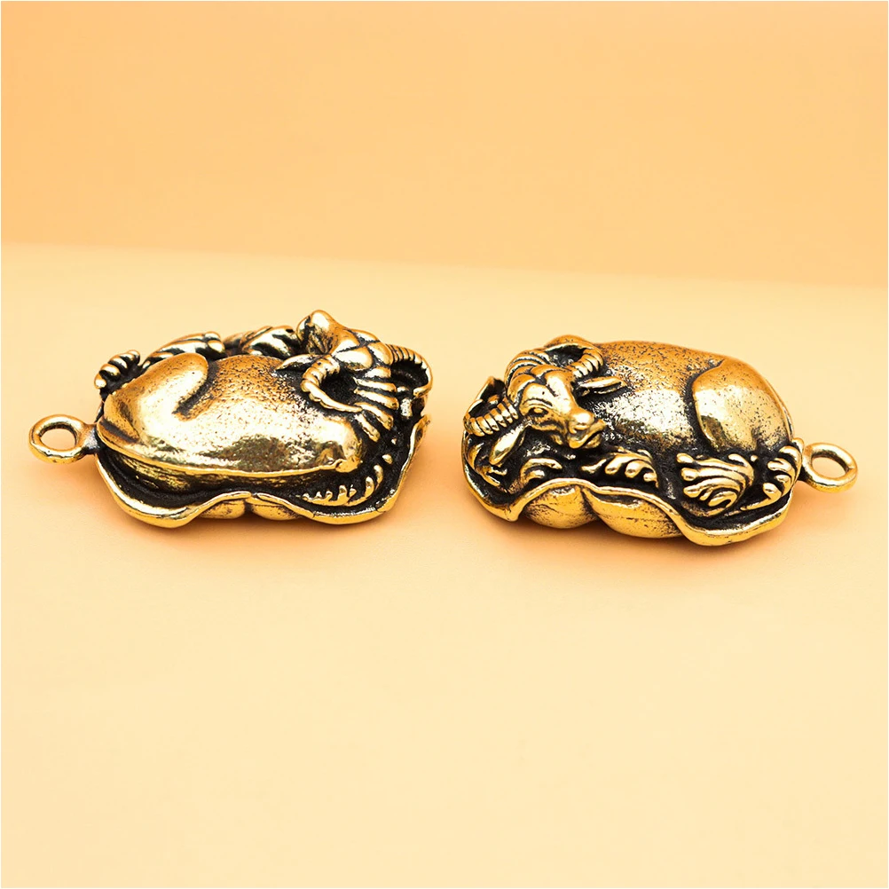 

Brass Cow Pendant Decorative Hanging Keychain Charm Vintage Style Small Exquisite Jewelry DIY nament Smooth
