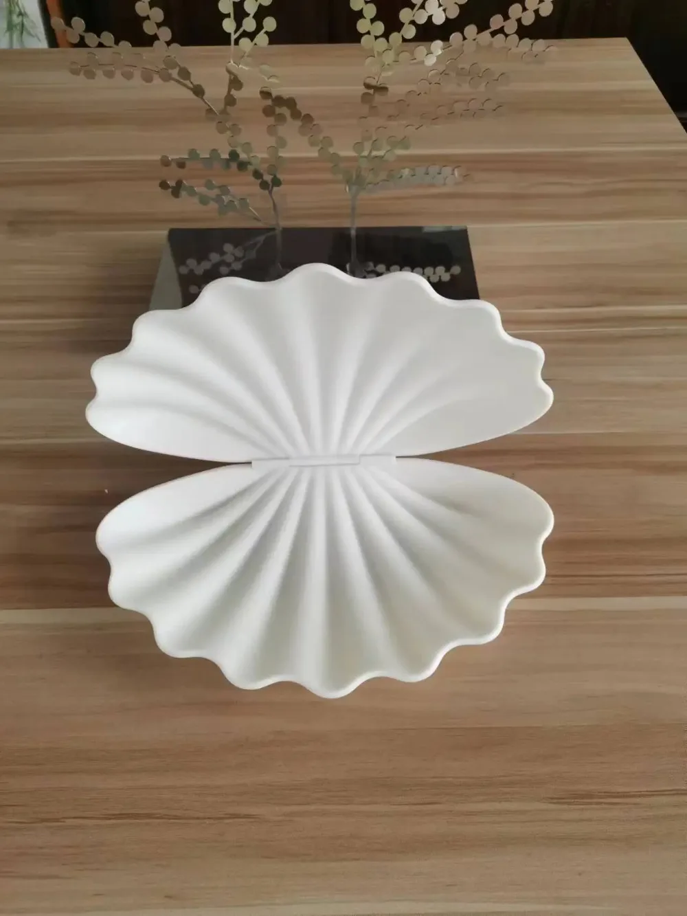 Resin giant opening and closing simulated shell shape display props for internal product display and promotion
