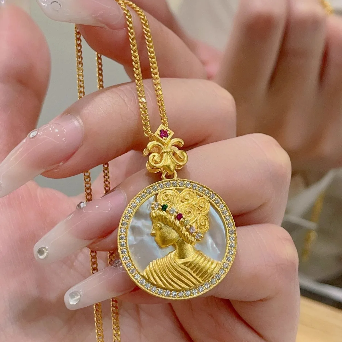 9999 24K real gold retro court style White Shell Queen necklace light luxury high fashion super expensive