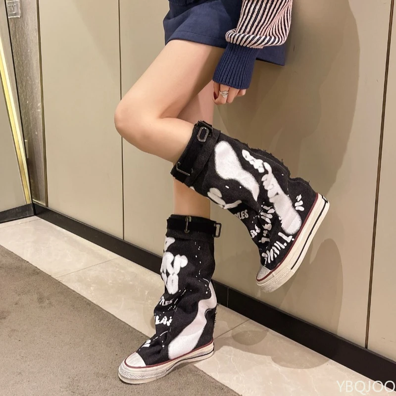 2026 Nieuwe Retro Platte Graffiti Sexy Trendy Grote Medium Laarzen Modieuze Straat Designer Dames Ronde Kop Gestapelde Laarzen Zapatos