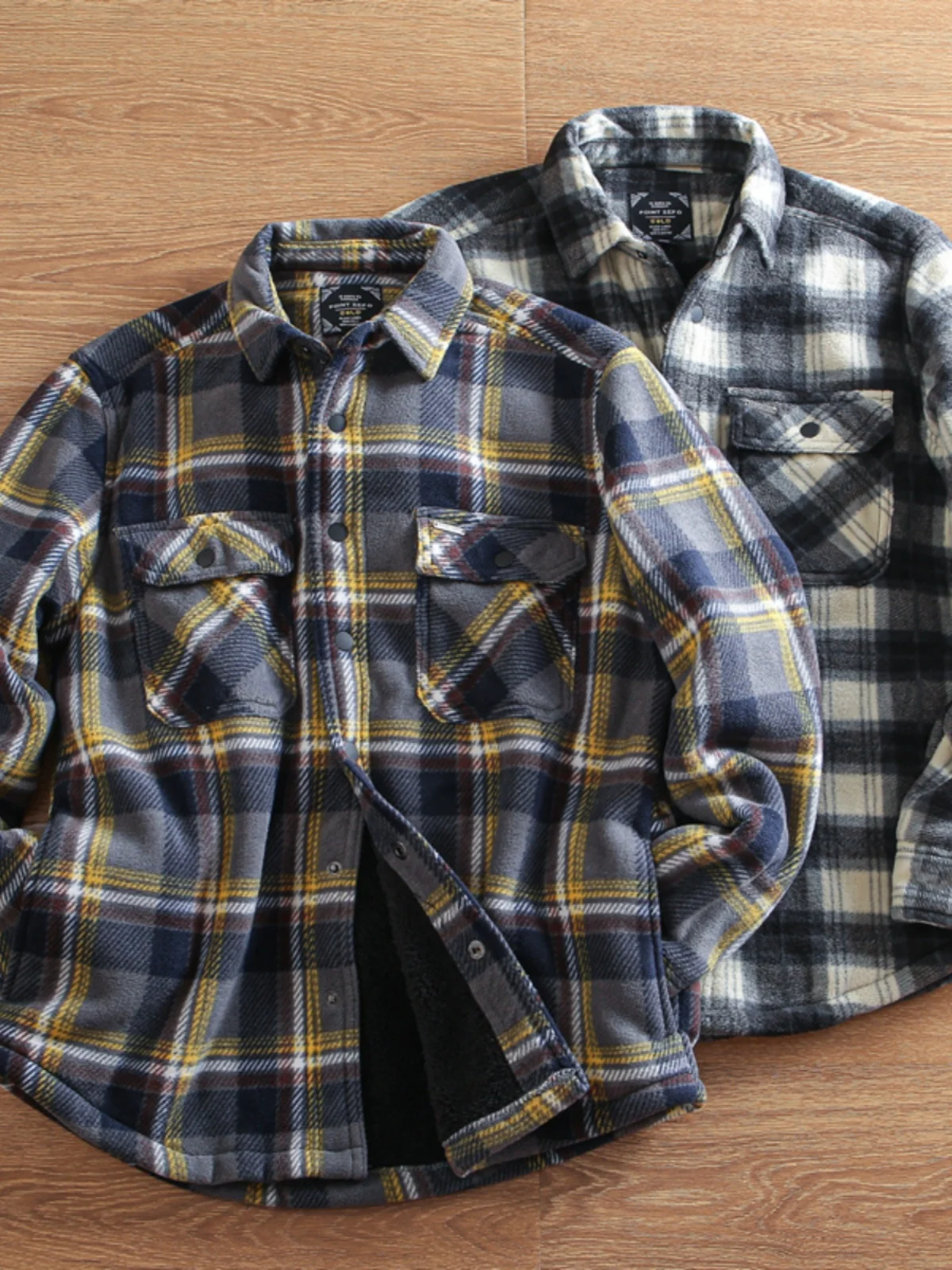 

Мужская зимняя утепленная ветрозащитная теплая куртка в клетку с воротником-стойкой и застежкой на пуговицах, приталенный крой, модный городской стиль