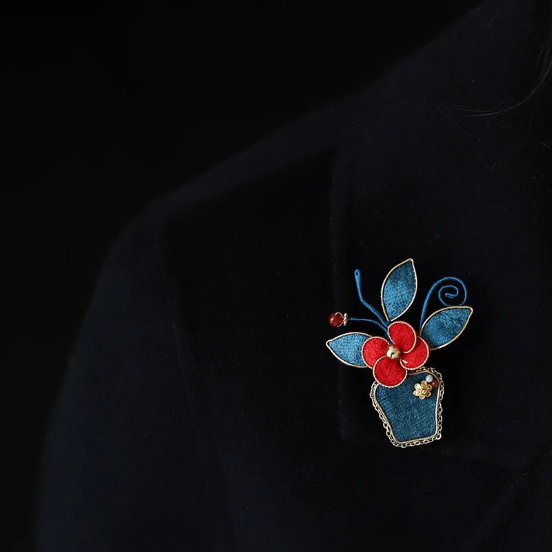 Chinese Style Velvet Flower Vase Brooch Elegant Lucky Auspicious Pin For Sweater Coat Blazer Women Retro Artistic Jewelry Gift