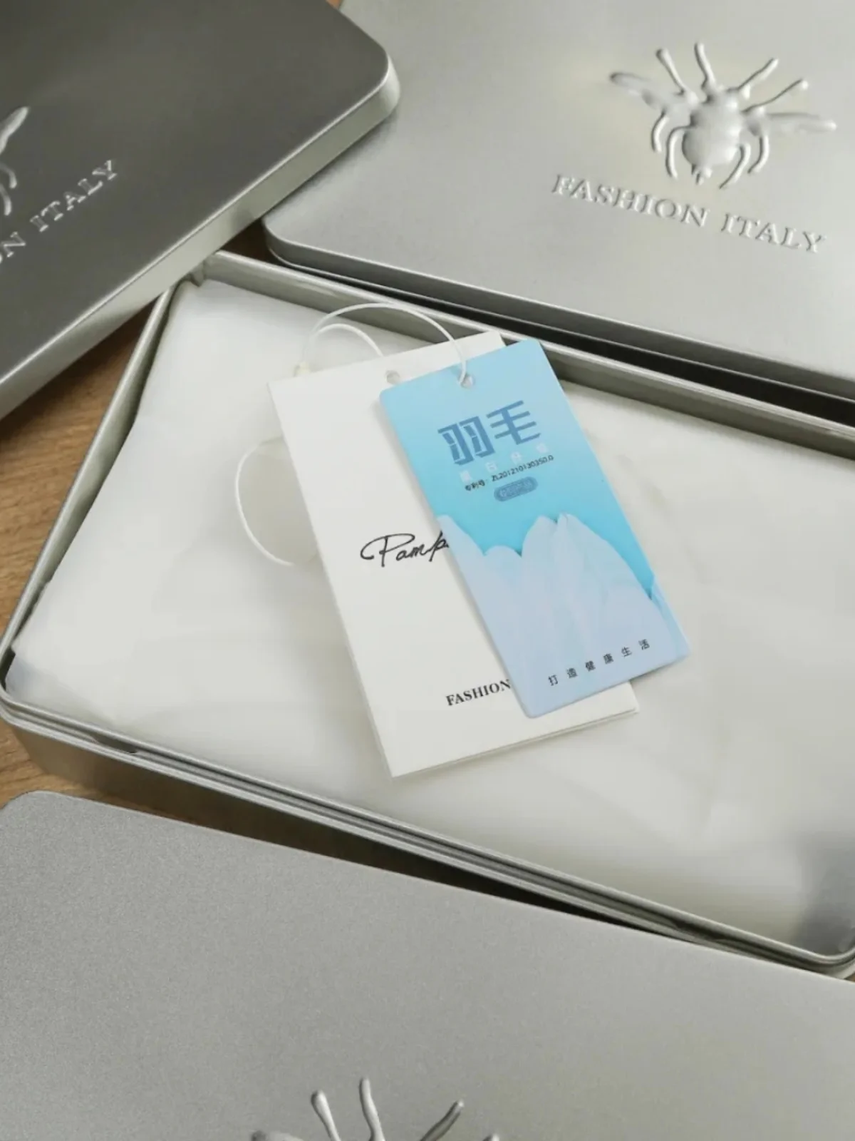 

Упаковка в железных коробках! Мужская летняя футболка 2025 года с круглым вырезом и коротким рукавом, с вышивкой в виде птичьего пера и пчелы, дышащая, приятная к коже