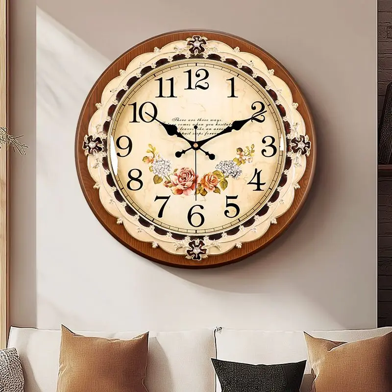 Retro solid wood wall clock, living room home fashion wall-mounted timepiece, round high-end silent wall-mounted watch