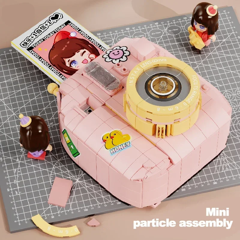 

777PCS Pink Instant Camera Building Blocks Cute Simulation Camera Model Bricks Desktop Ornament Educational Gift for Teenagers