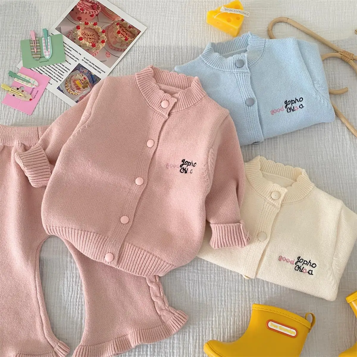 

Girls' Autumn New 2025 Sweater Set, Infant and Young Fashionable Letter Embroidered Trumpet Pants, Two Piece Outing Set