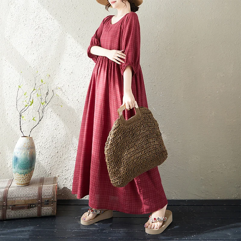 

Летнее платье в художественном стиле, винно-красное, большого размера, свободного кроя, с рукавами-фонариками, круглым вырезом, скрытым узором, для прогулок по городу, из смесового хлопка, длинное.