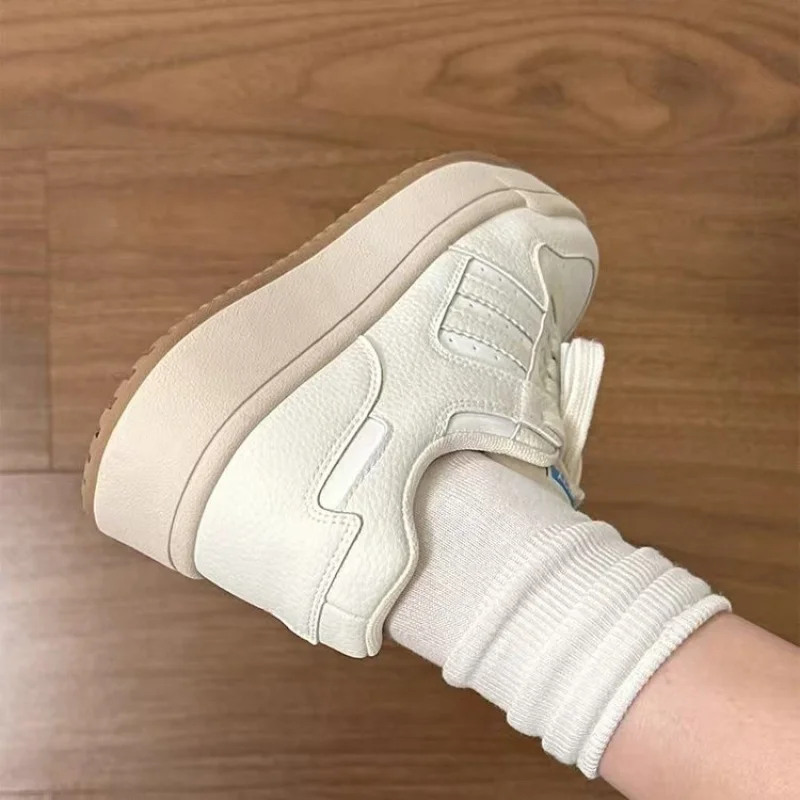 2025New الخريف سميكة سوليد تنوعا أحذية رياضية كاجوال الارتفاع زيادة أحذية رياضية للنساء