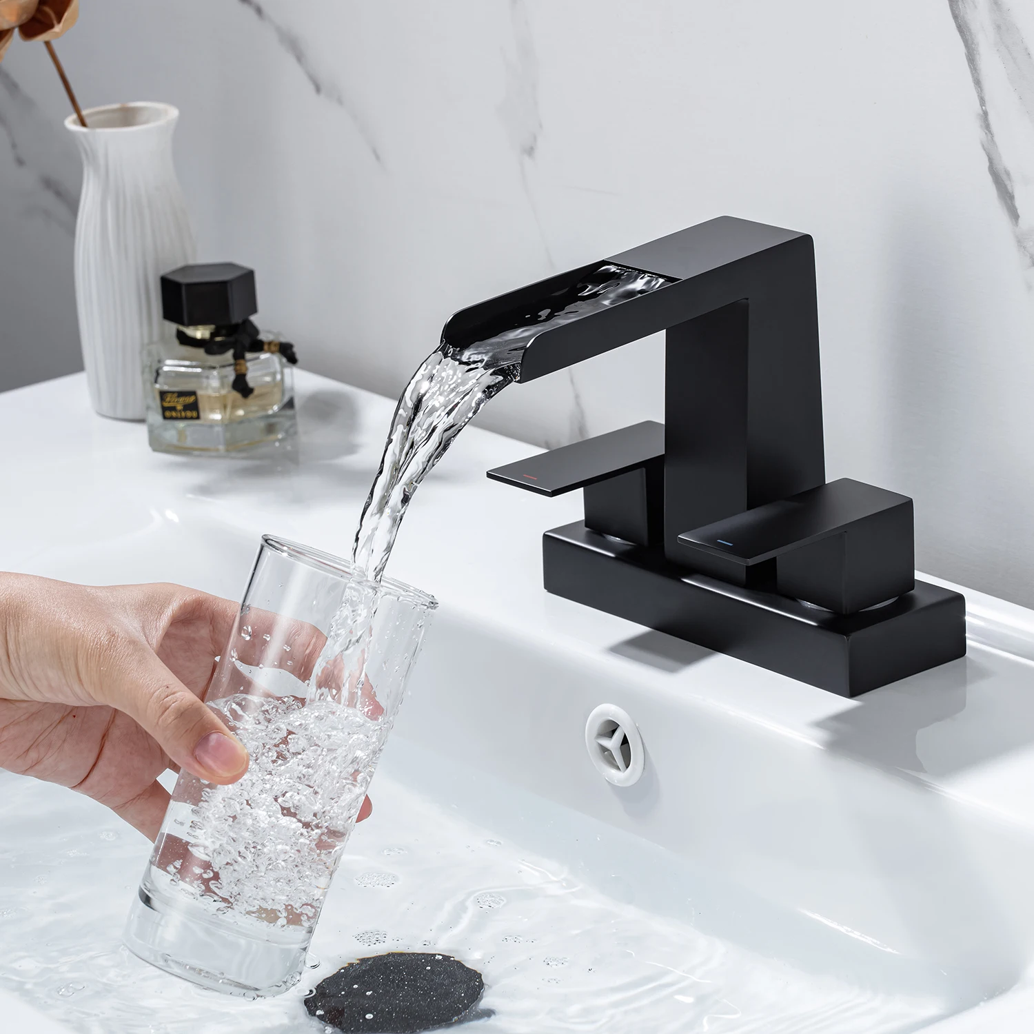 Grifo de lavabo de baño en cascada de 4 pulgadas, grifo de lavabo de tres orificios montado en cubierta, grifo de lavabo de tocador de doble manija, color negro
