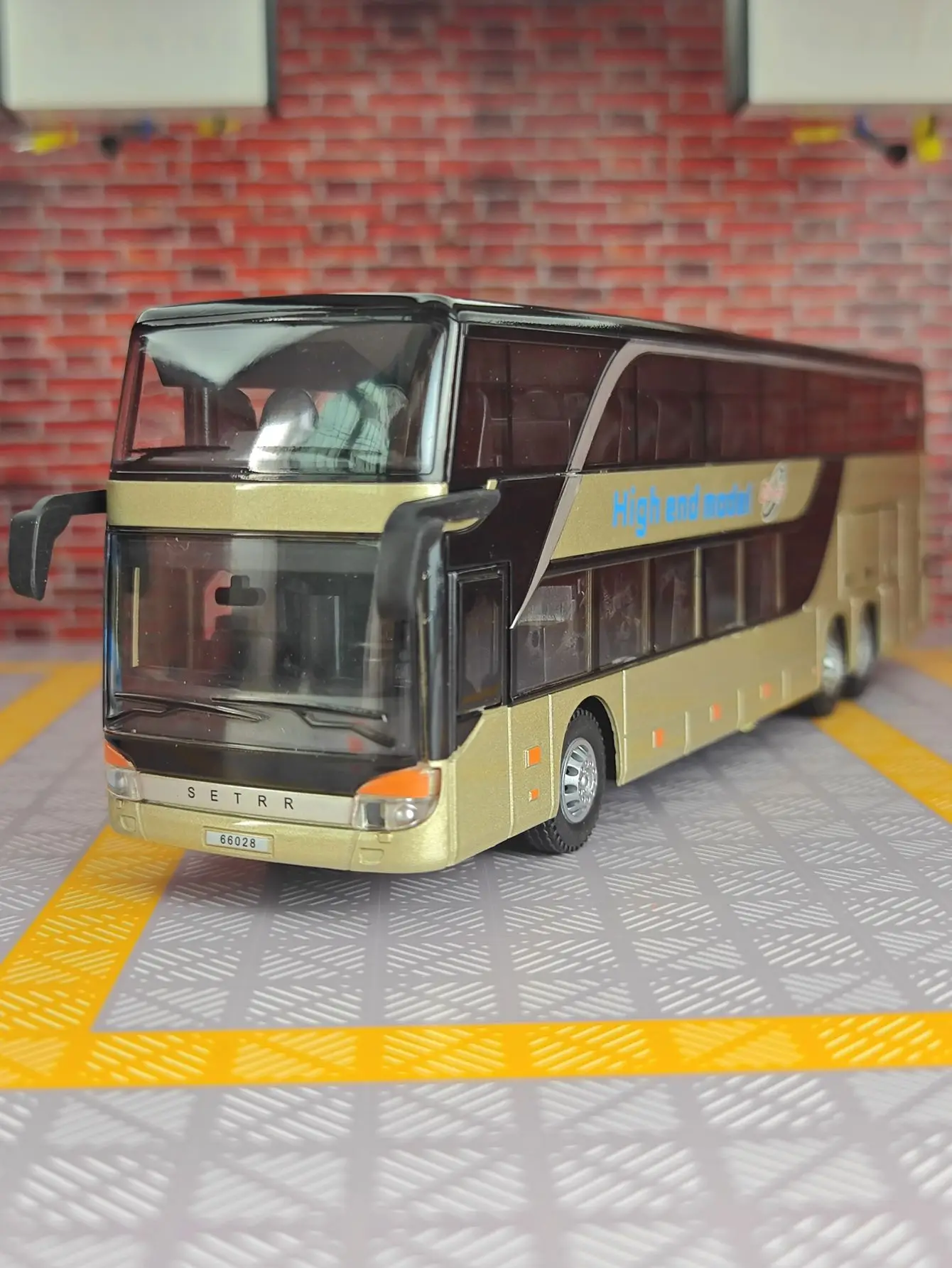1:30 Double-decker commercial bus alloy car model pull back acousto-optic children's toy car with rich details fine workmanship